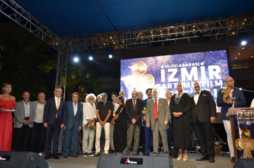 İzmir’deki film festivalinin ödül töreninde ünlüler geçidi
