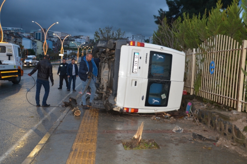 İzmir’de işçi servisi devrildi: 4 yaralı