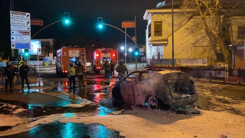 Trafik ışıklarında duran otomobil alev alev yandı