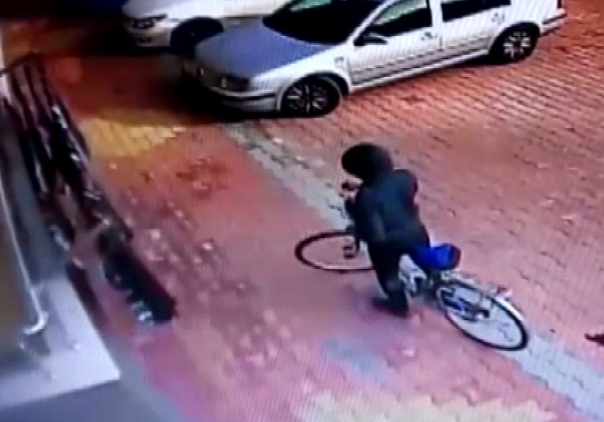Bisikletli çocuk hırsız kameraya yakalandı