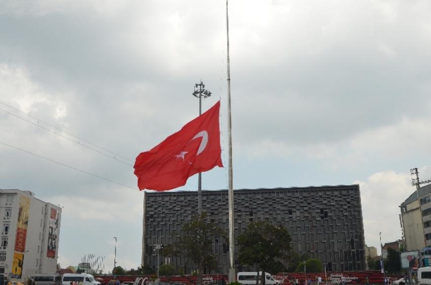 Dev Türk bayrağı yarıya indirildi