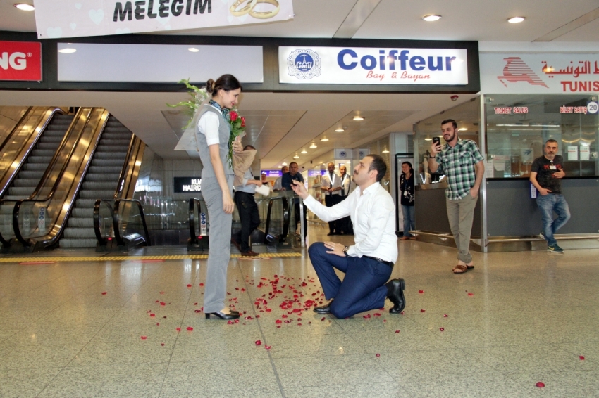 Havalimanında ilginç evlilik teklifi