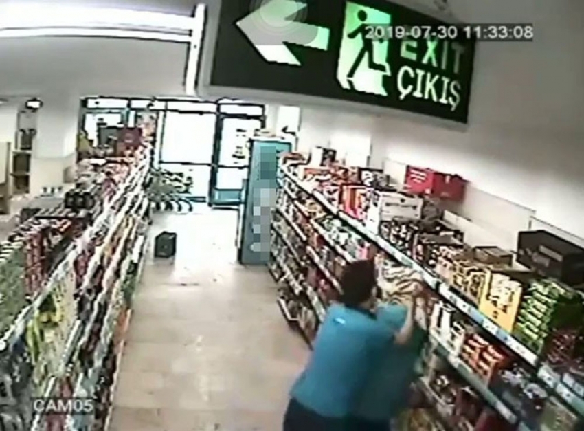 Market çalışanın kadın iş arkadaşına saldırdığı anlar kamerada