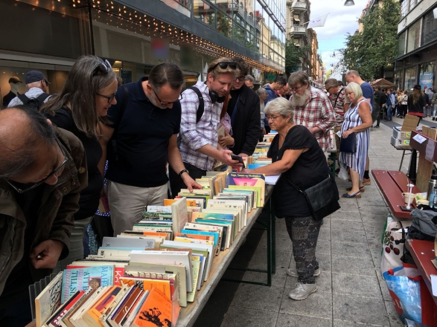 Stockholm’de 3 kilometre kitap pazarı kuruldu
