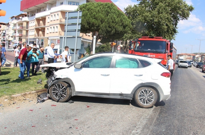 Otomobiller kavşakta çarpıştı: 3 yaralı