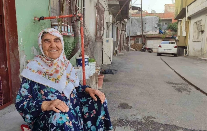 83 yaşındaki Fatma teyze her gün evinin önünü süpürerek örnek oluyor
