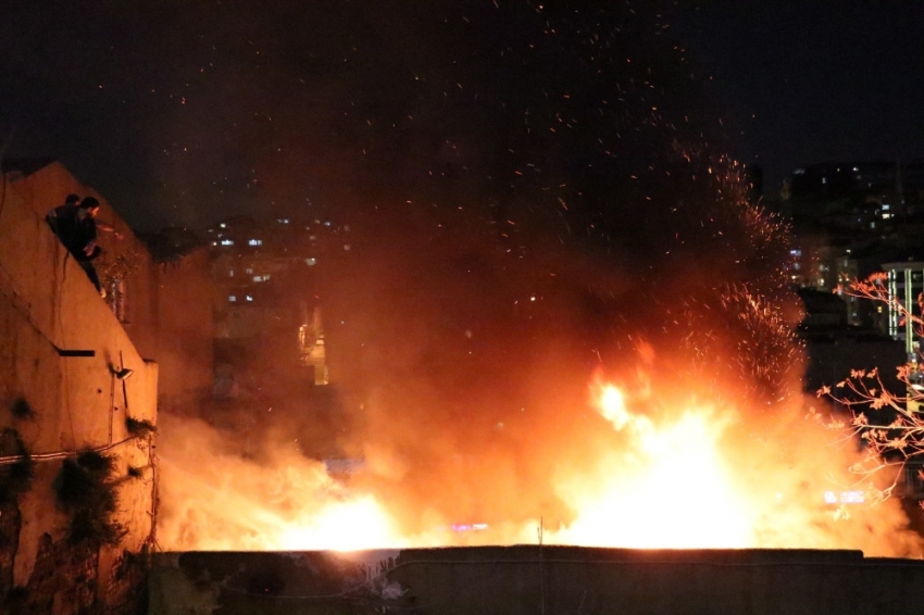 İstanbul’da hurda deposunda korkutan yangın