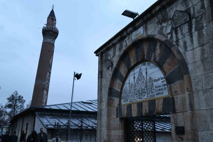 831 yıllık camide bayram namazı kılındı
