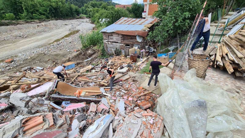 Sel afeti sonrası yıkım kararı verilen evler boşaltılmaya başlandı
