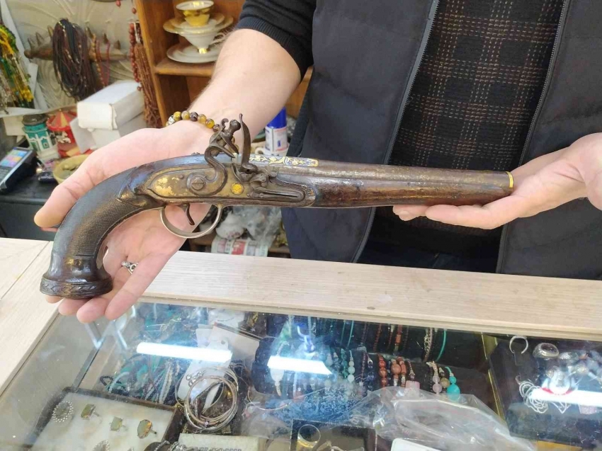 Bursa'da Osmanlı döneminden kalma altın süslemeli silah 10 bin dolara alıcı bekliyor