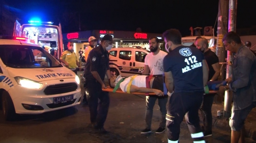 Çalıntı motosikletle polisten kaçan şüpheliler taksiye çarptı:2 yaralı