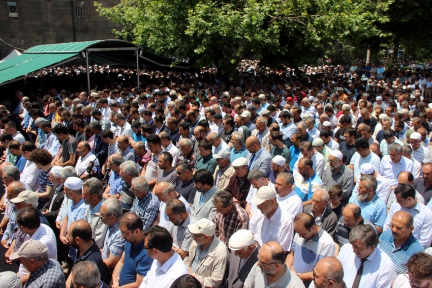 Binlerce kişi Mursi için gıyabi namazında saf tuttu