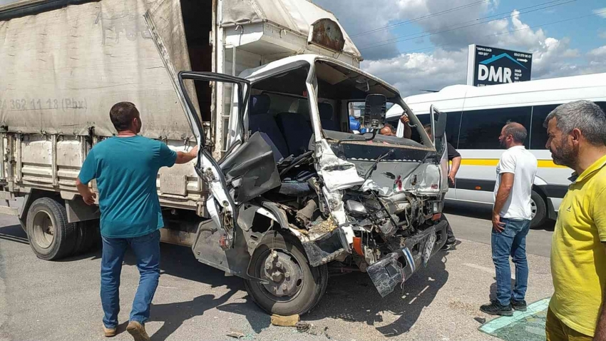 Bursa’da kamyonet TIR'a çarptı: 2 yaralı