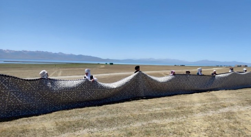 Kırgızistan’da 130 metre uzunluğunda keçe halı yapıldı