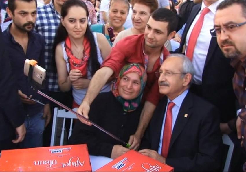 Kılıçdaroğlu selfie çektirdi