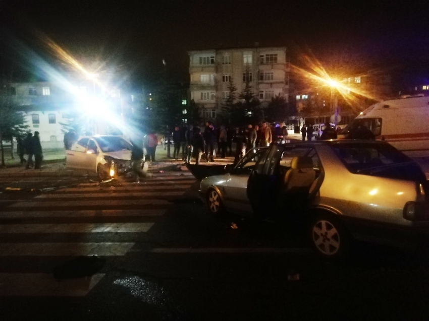 Kayseri’de 2 araç kavşakta çarpıştı: 4 yaralı