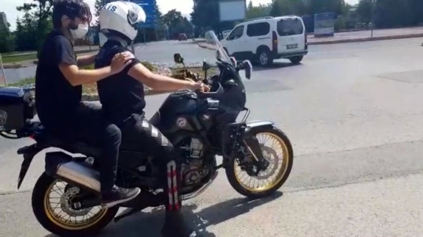 Polislerin motosikletlerle öğrencileri sınava yetiştirdiği heyecan dolu anlar kamerada