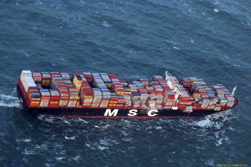 Kuru yük gemisi fırtınada zarar gördü: 270 konteyner kayıp