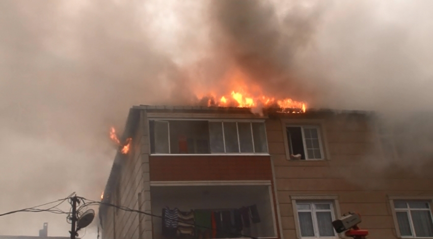 İstanbul’da 3 katlı binanın çatısında korkutan yangın
