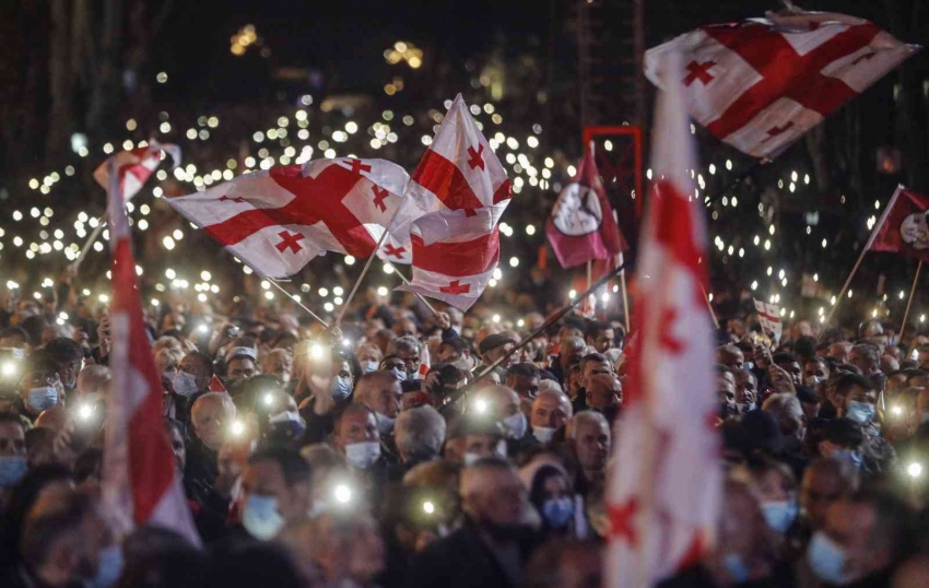 Gürcistan’da eski Cumhurbaşkanı Saakaşvili için binlerce kişi sokağa indi