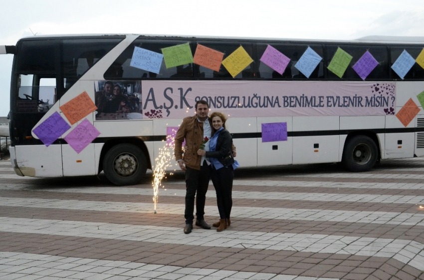 Aşk otobüsüyle evlenme teklifi