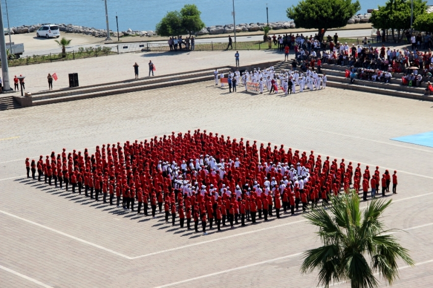 600 öğrenciden Türk bayrağı koreografisi