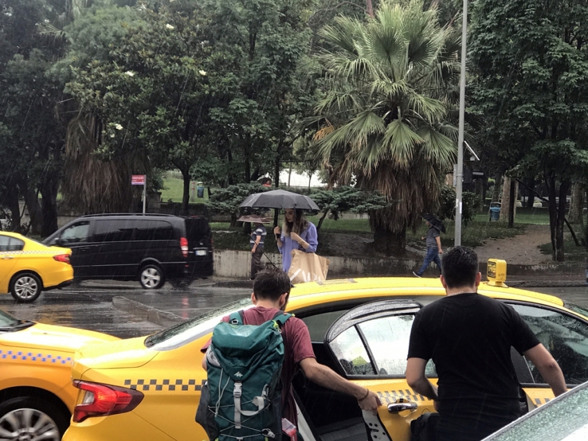 Taksim’de vatandaşlar yağmura hazırlıksız yakalandı