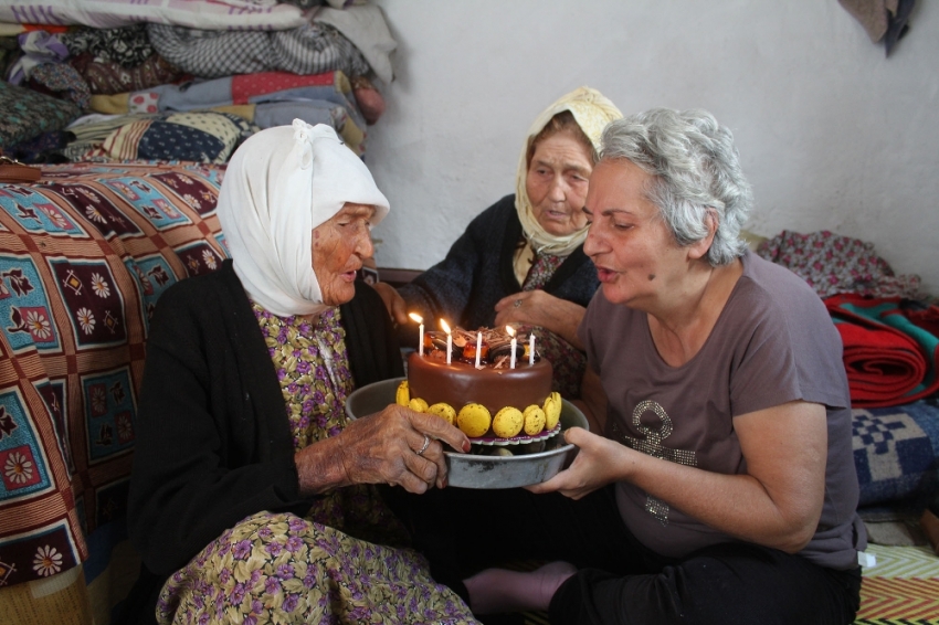 114 yaşında ilk doğum günü pastası
