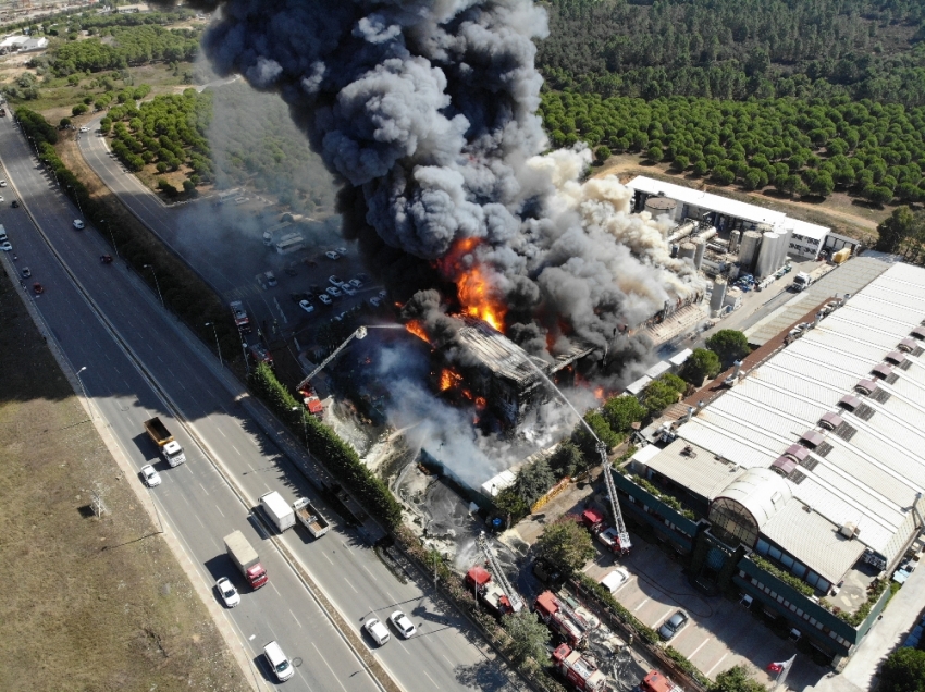 Tuzla’daki fabrika yangını kısmen kontrol altına alındı