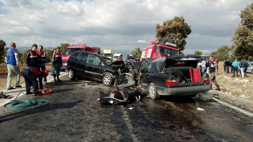  Uşak’ta trafik kazası 1 ölü, 9 yaralı