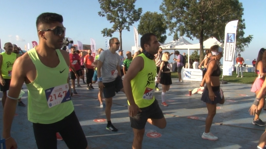 ’Şiddete karşı koş’ diyenler Kadıköy Yarı Maratonu’nda ter döktü