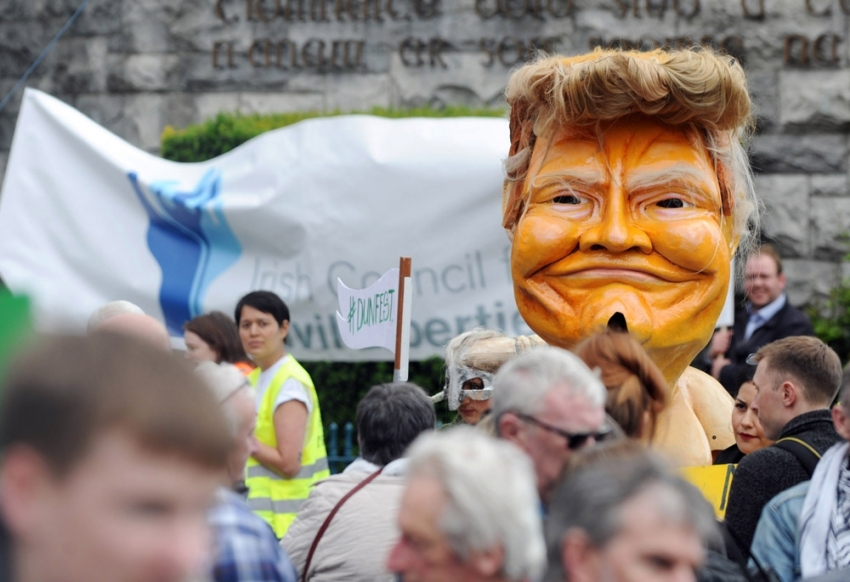 Trump, İrlanda’da protesto edildi