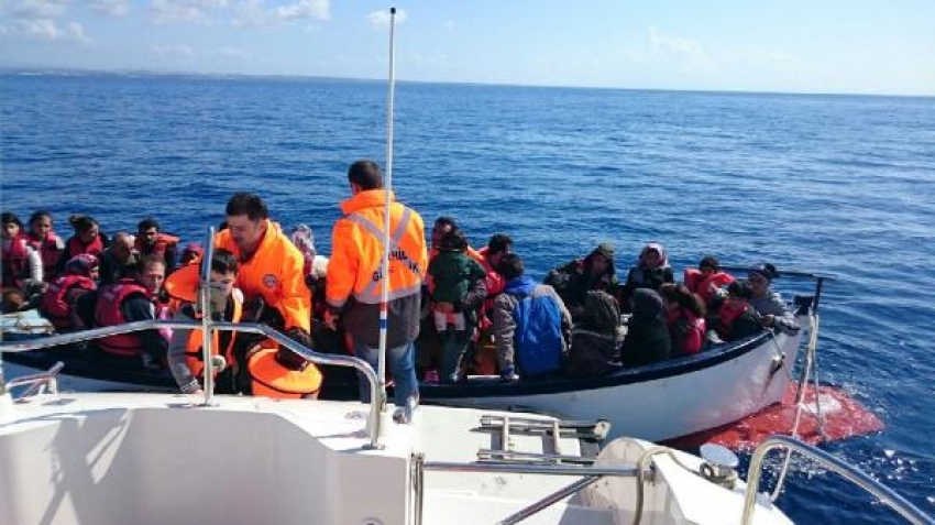 Didim'de iki teknede 68 kaçak yakalandı