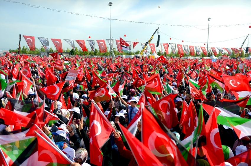 Türk ve Filistin bayrakları ile miting alanına akın etti