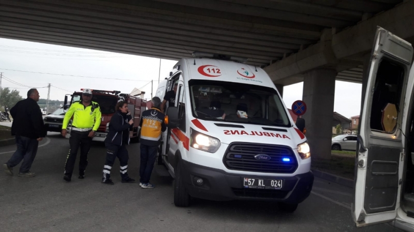 Sinop’ta öğrenci sevisi ile otomobil çarpıştı: 13 yaralı