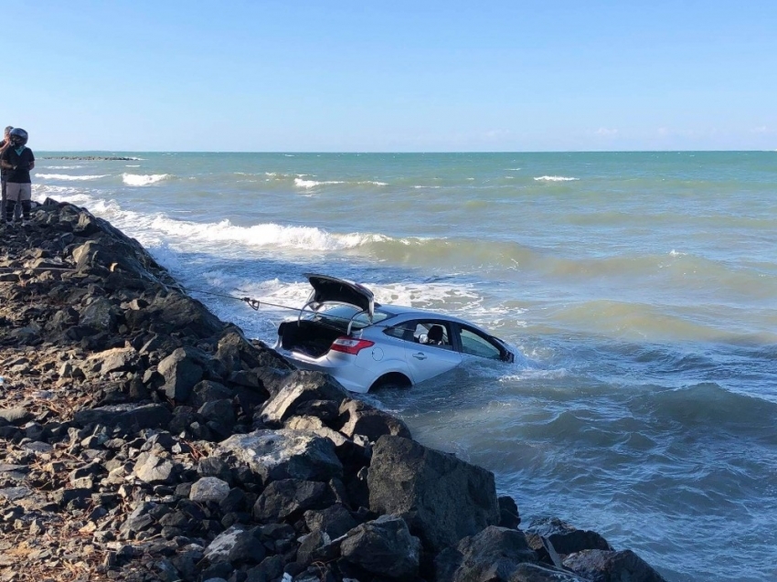 Otomobil denize uçtu, sürücü sağ kurtuldu