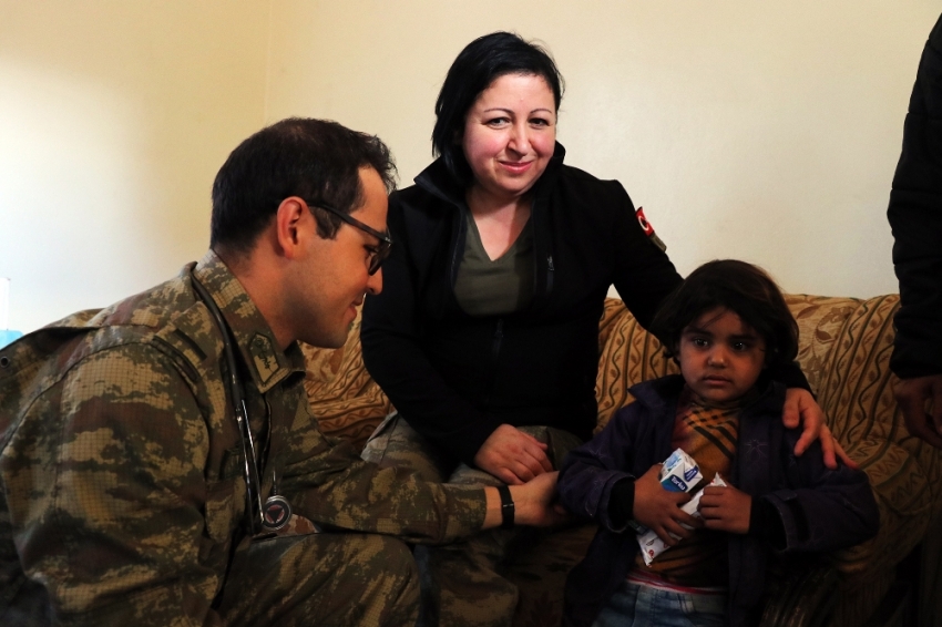 Türk askerinden Cinderesli sivillere şefkat eli