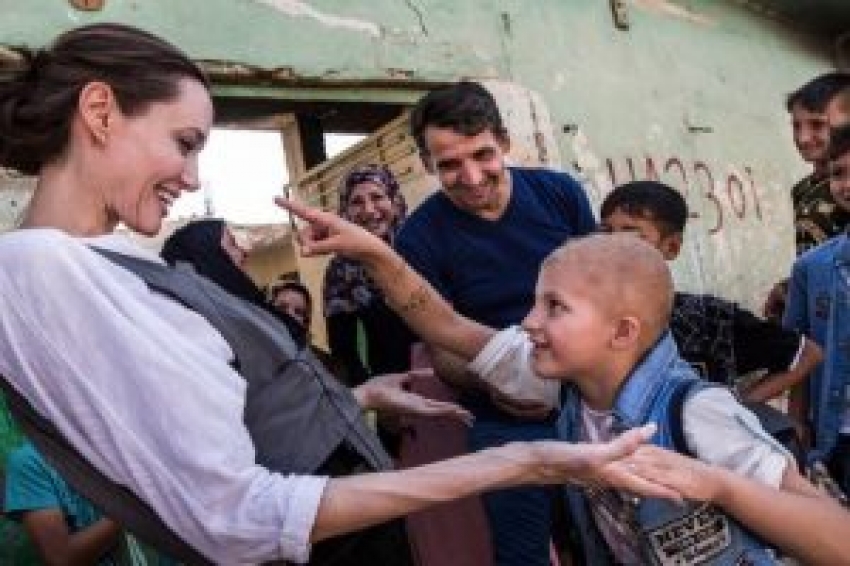 Angelina Jolie Irak'ta evsiz aileleri ziyaret etti