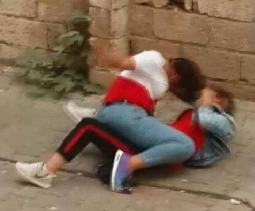 Liseli kızların sokak ortasındaki kavgası kamerada