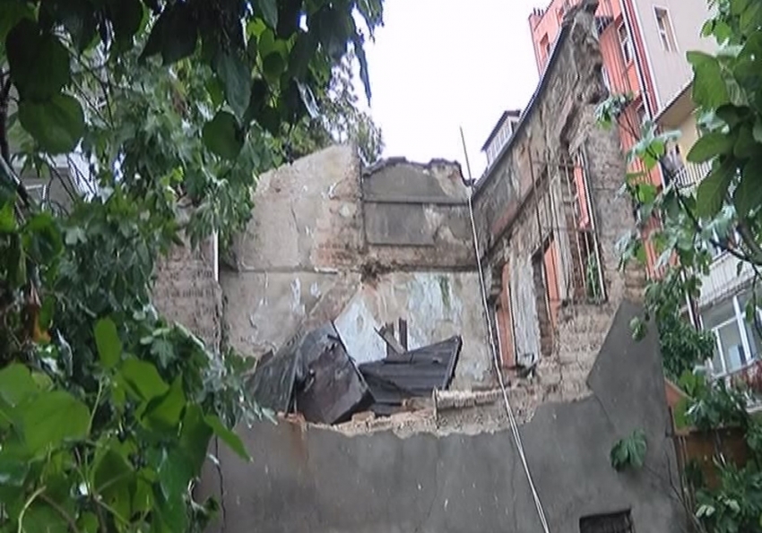 Kadıköy’de tarihi binanın duvarı çöktü: 3 yaralı