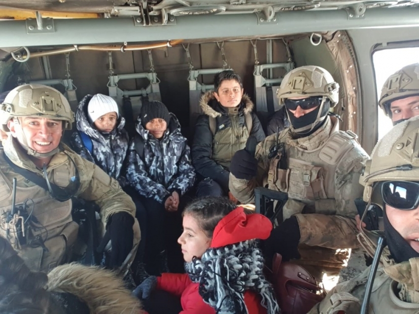 Yüksekova’da karda mahsur kalan öğrenciler helikopterle tahliye edildi