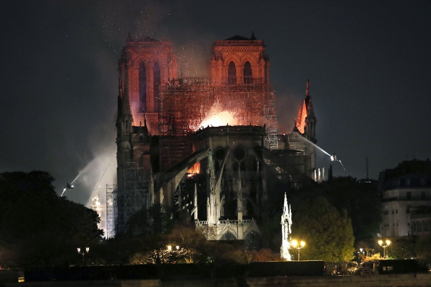 Fransa’da “Notre Dame” yangını tüm dünyayı üzdü