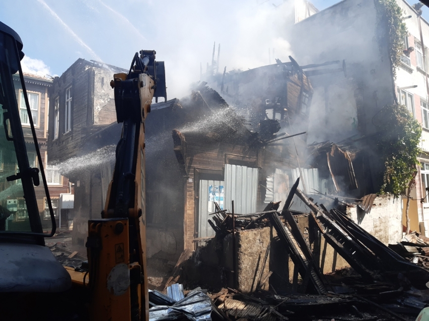 Fatih’te küle dönen tarihi bina, belediye ekiplerince yıkıldı