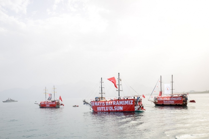 Denizde 3 ayrı tekneden 100’er metre uzunluğunda Türk bayrağı açıldı.