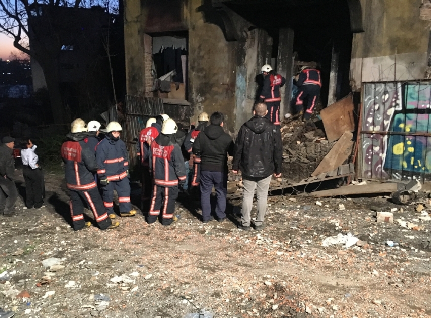 Beyoğlu’nda metruk bina kısmen çöktü