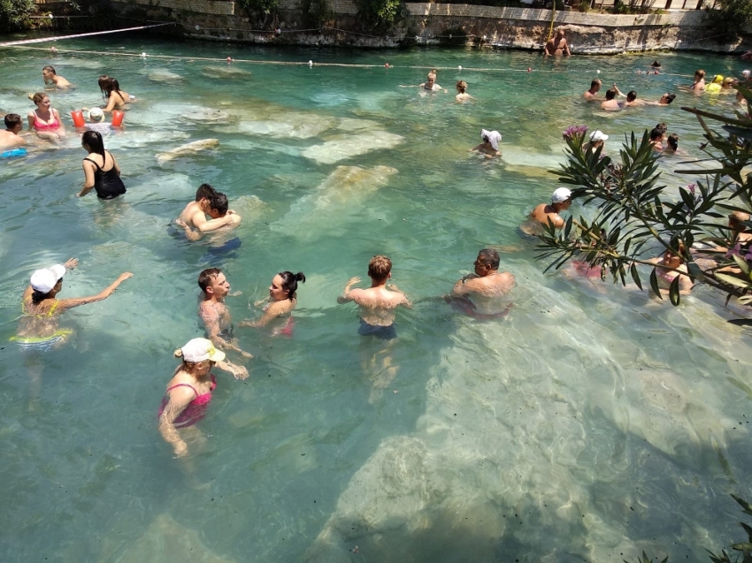 2 bin 500 yıllık antik havuz turistle doluyor