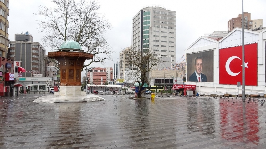 Bursa’da meydanlar boş kaldı