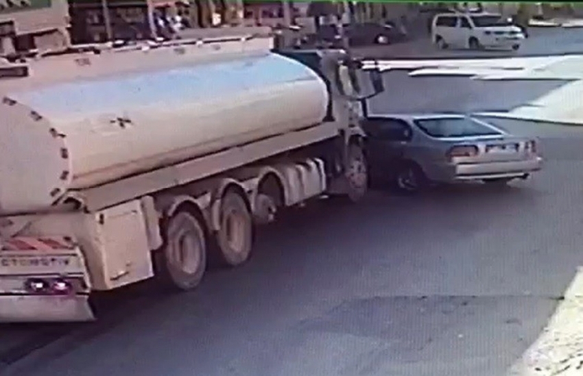 Tanker otomobile çarptı