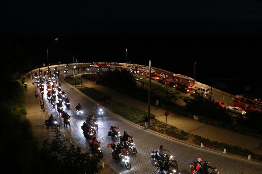 Mobil fener alayı Antalya’yı aydınlattı