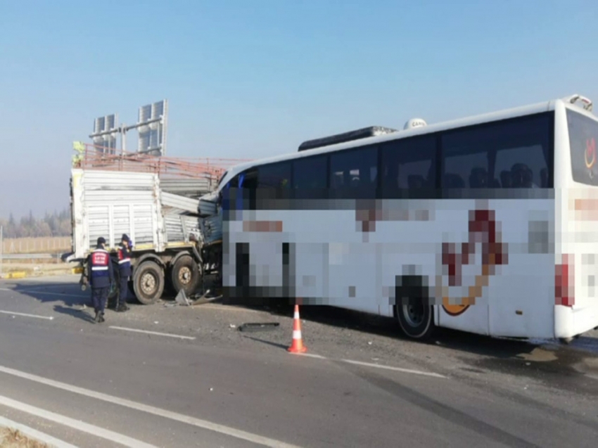Yolcu otobüsü ile tır çarpıştı: 2 ölü, 20 yaralı